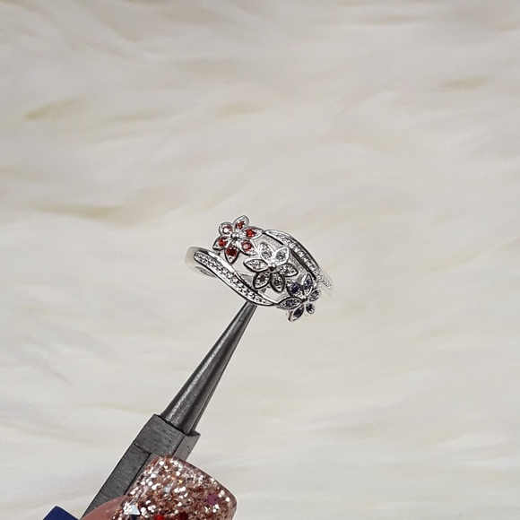 *** 5/$25 SALE! ***  Zircon Flower Ring - Picture 2 of 5